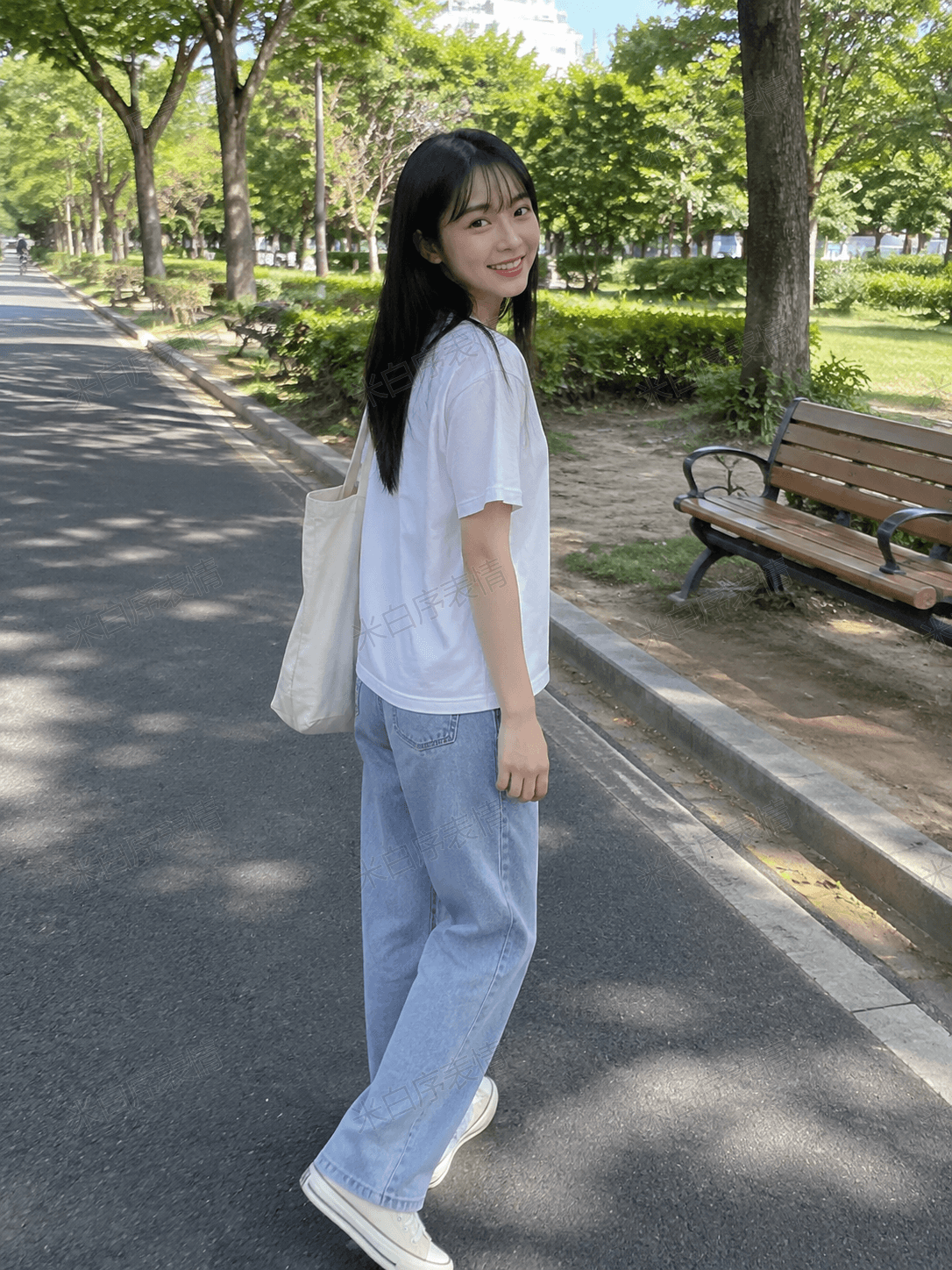 参考照片:穿白色上衣、背帆布包的长发女生